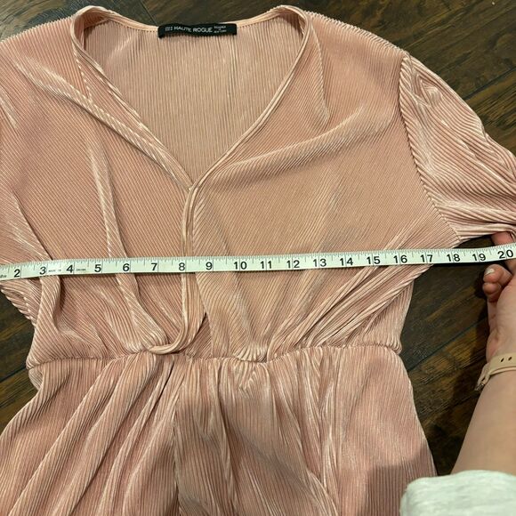 Haute Rogue size Medium Light Pink Accordion Texture Bell Sleeve Shorts Romper - Picture 11 of 12